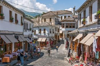 Schlendern Sie durch die gemütlichen Gassen von Gjirokastër, Albanien