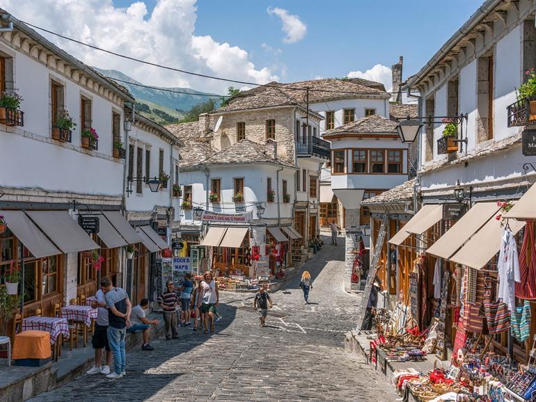 Schlendern Sie durch die gemütlichen Gassen von Gjirokastër, Albanien