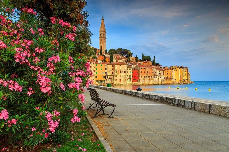Spazieren entlang der Uferpromenade in Rovinj, Kroatien