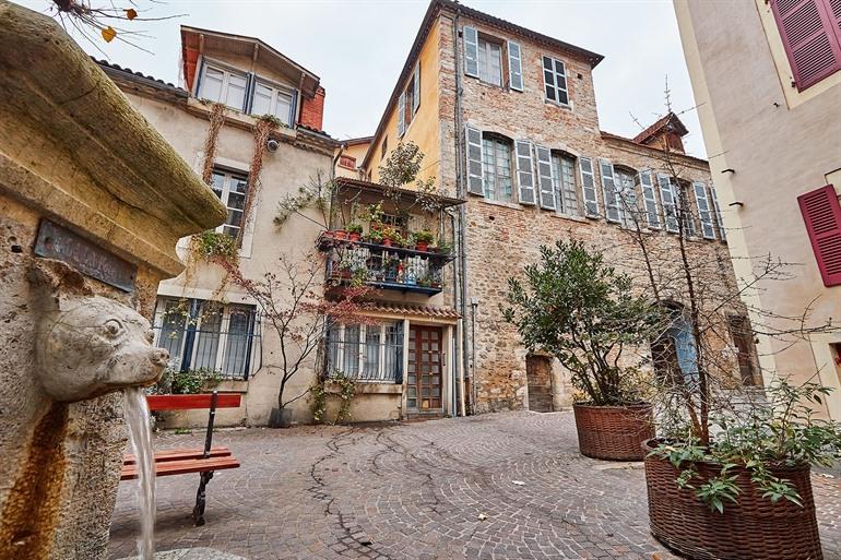Enge mittelalterliche Gassen im historischen Zentrum von Cahors, Okzitanien