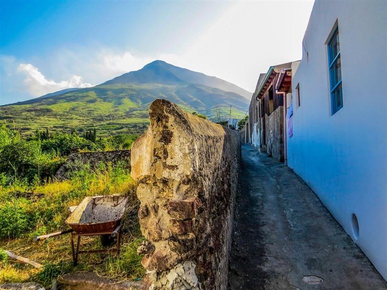 Enge Gassen auf der Insel Stromboli, Sizilien