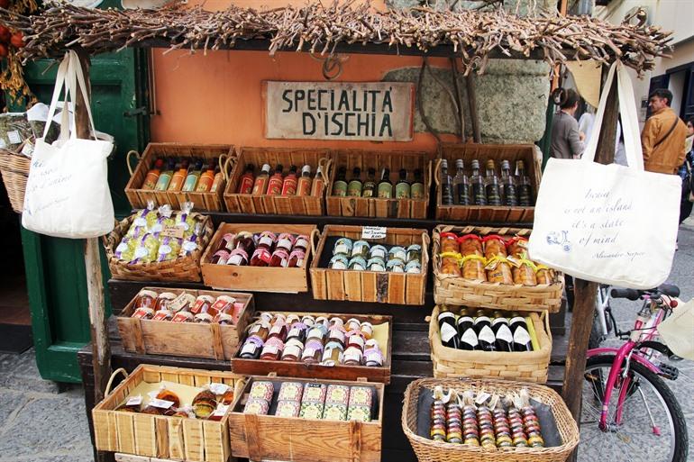 Souvenirs in Ischia-Stadt