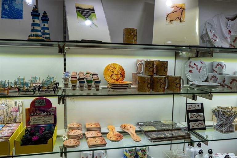 Souvenirgeschäft mit Wandmalereien in den Nerja-Höhlen