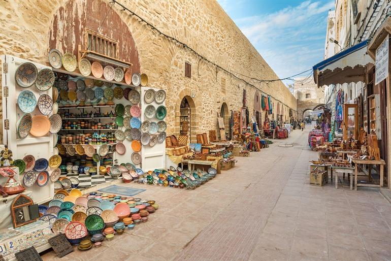 Souvenirgeschäfte in der Medina von Essaouira, Marokko