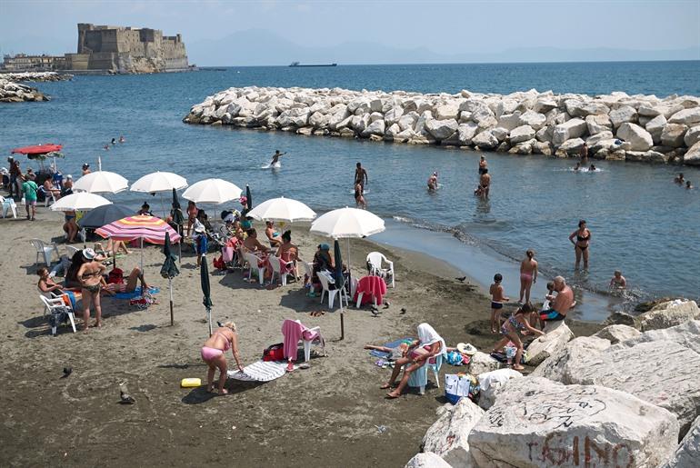 Strand am Spiaggia della Colonna Spezzata in Neapel
