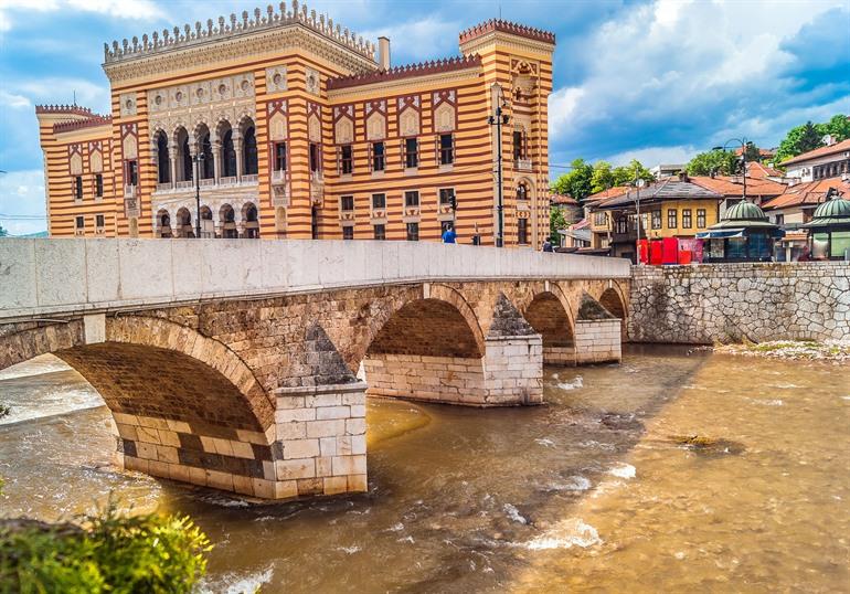 Das Sarajewo Rathaus besichtigen, Sarajevo in Bosnien und Herzegowina