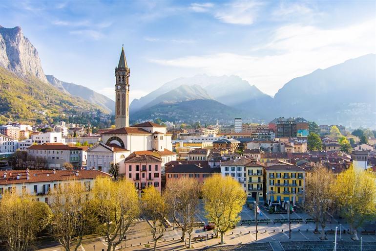 Stadtzentrum von Lecco mit Uhrturm