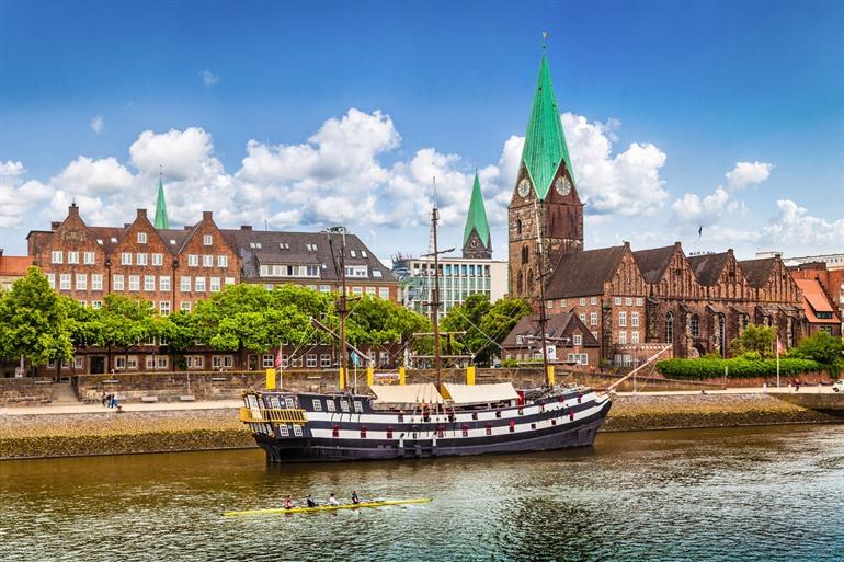 Stadtbild Bremen vom Weser-Fluss aus