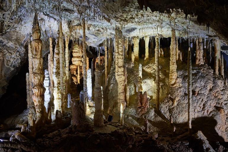 Stalaktiten und Stalagmiten, Höhlen von Han