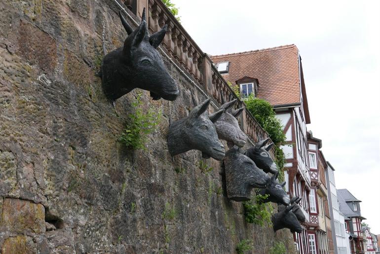 Denkmal „Der Wolf und die sieben Geißlein“, Marburg in Deutschland