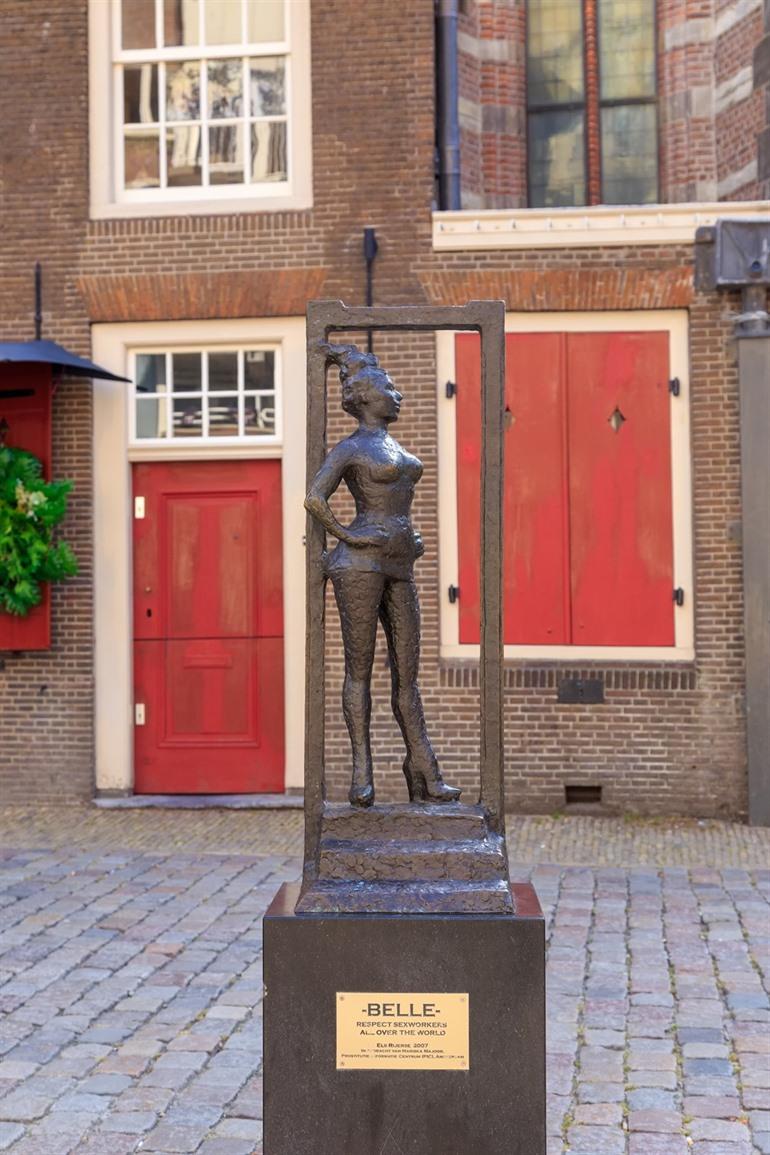 Statue von Belle in den Wallen in Amsterdam