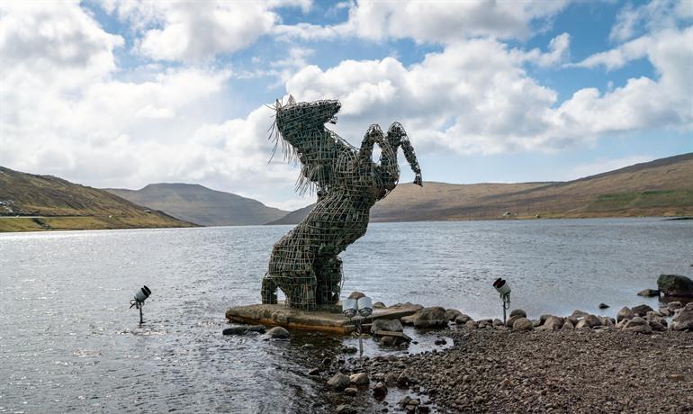 Denkmal der Nixe an den Ufern des Sørvágsvatn