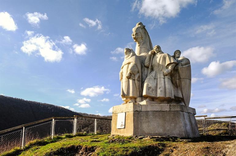 Denkmal der Vier Söhne von Aymon in Bogny-sur-Meuse