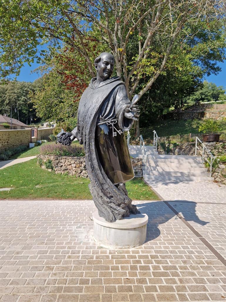 Denkmal von Dom Pérignon in Hautvillers (Champagne-Region)