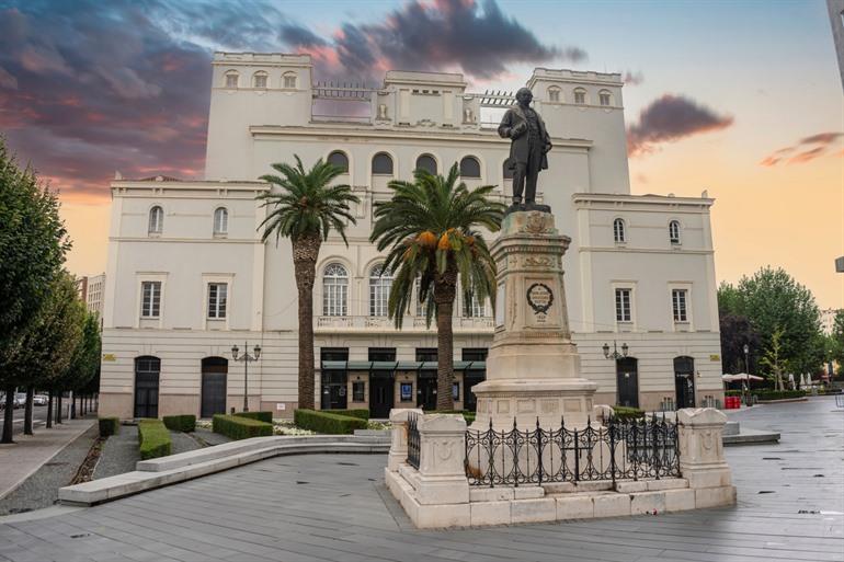 Denkmal von José Morena vor dem Theater