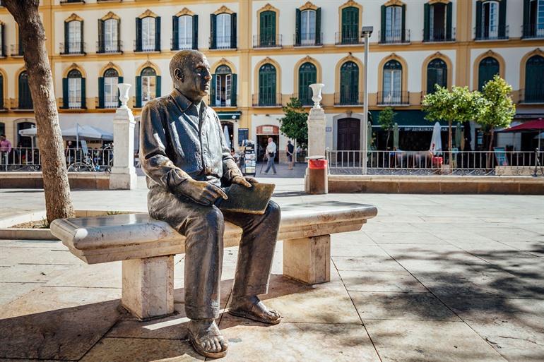 Picasso-Statue auf einer Bank in Málaga