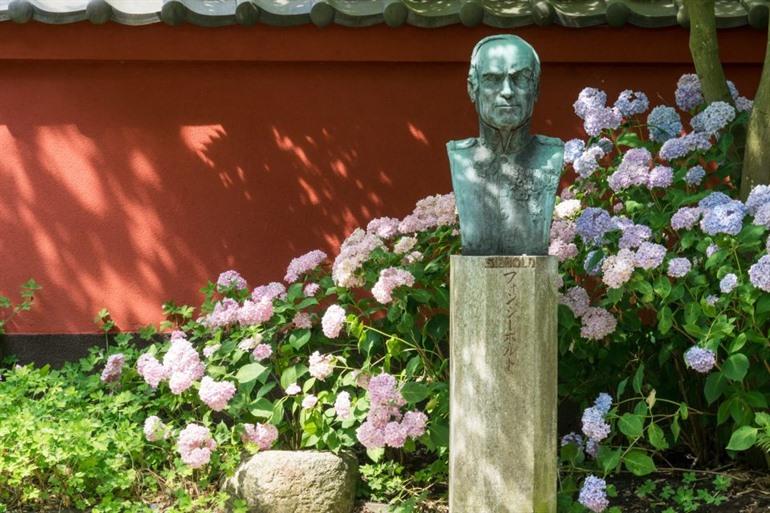 Denkmal von Von Siebold im Hortus Botanicus Leiden