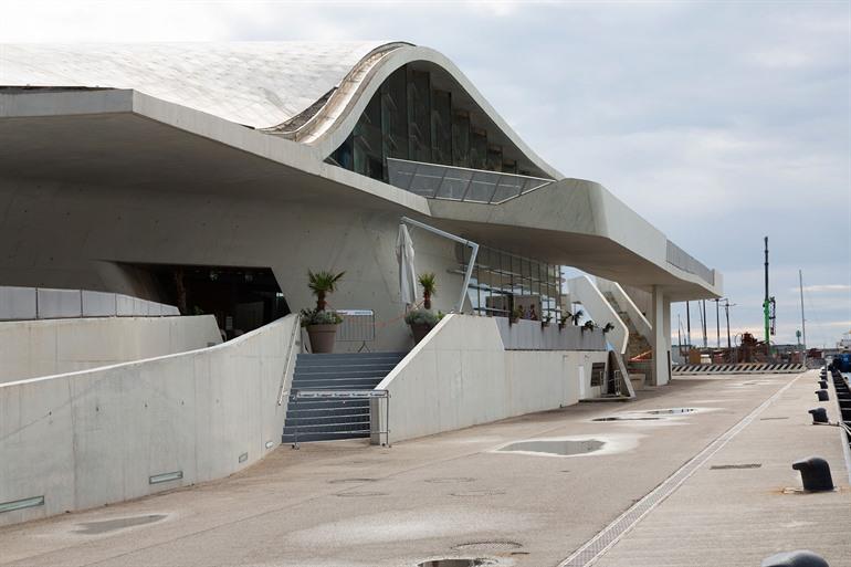 Die Salerno Bahnhof besuchen, Salerno