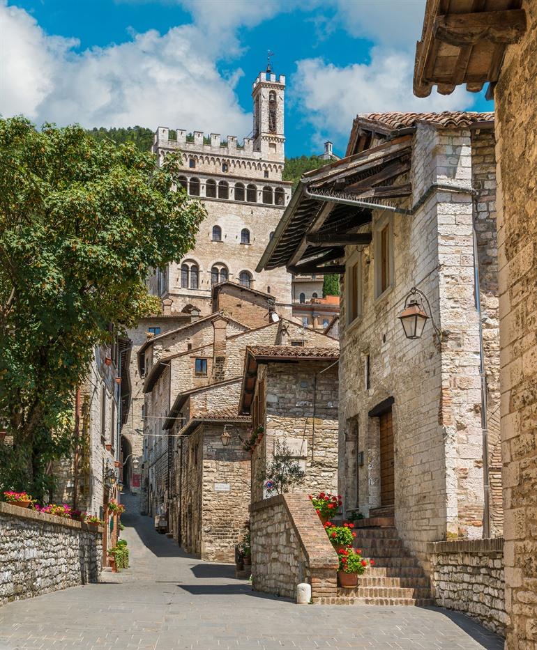 Gasse im mittelalterlichen Zentrum von Gubbio
