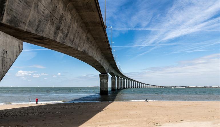 Überqueren Sie die Pont de l'île de Ré