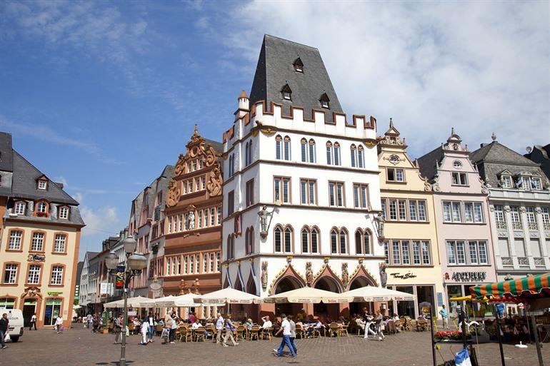 Steipe und das Rote Haus auf dem Hauptmarkt in Trier