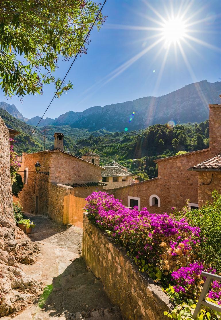 Straßenbild des charmanten Fornalutx auf Mallorca