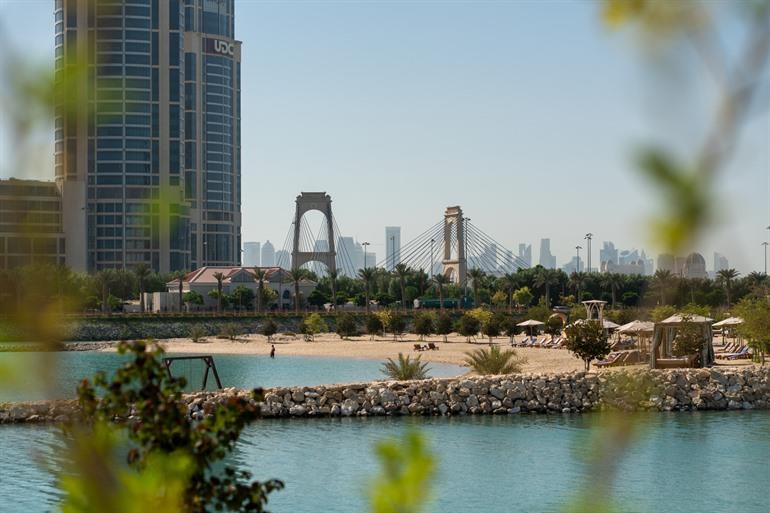 Strand mit Skyline im Hintergrund