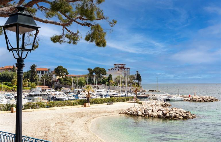 Strand von Beaulieu-sur-Mer mit Villa Kérylos im Hintergrund, Französische Riviera
