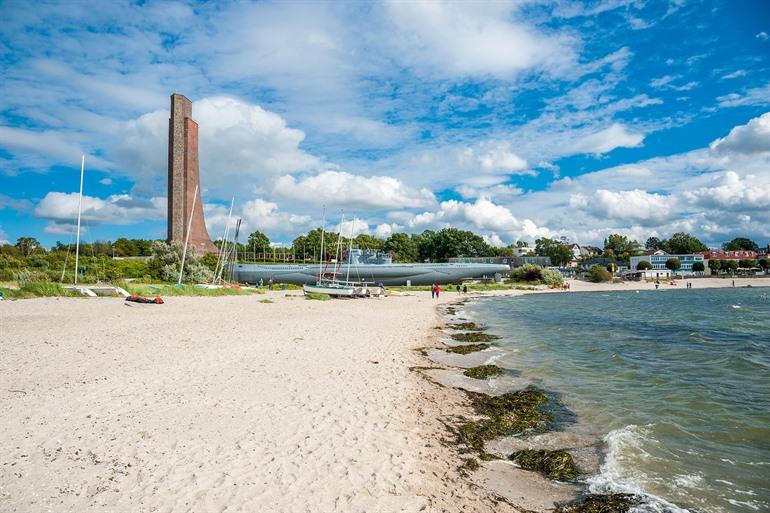 Strand von Laboe mit Blick auf das Denkmal und das U-Boot