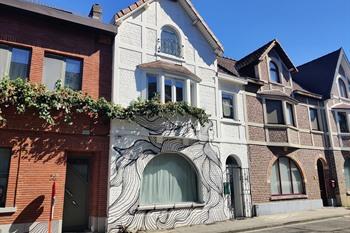 Street-Art-Werk: Langhaarige Frau von Stina De Roeck, Kessel-Lo
