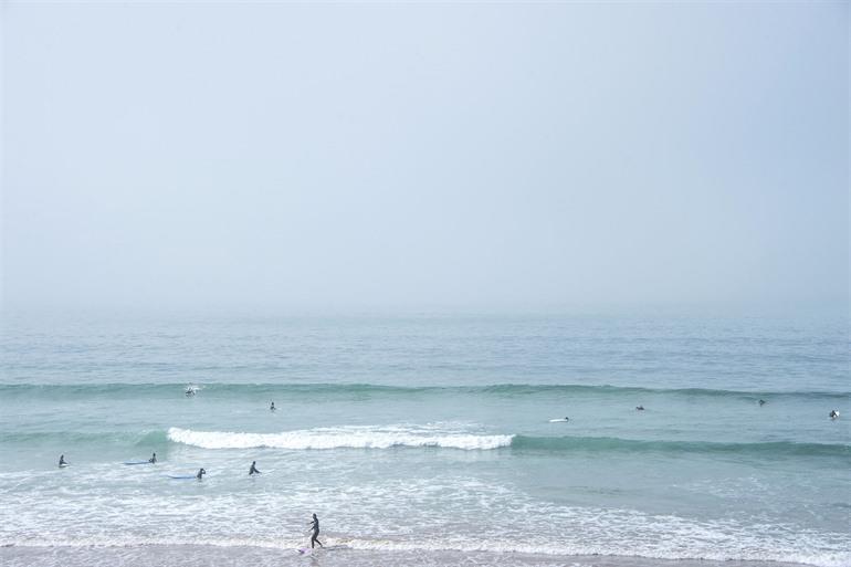 Surfer am Taghazout-Strand, Marokko