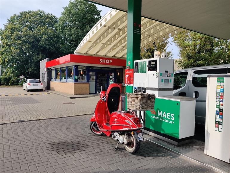 Tanken mit der Vespa in Brügge