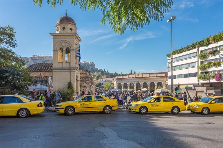Taxis im Monastiraki-Viertel in Athen, Griechenland