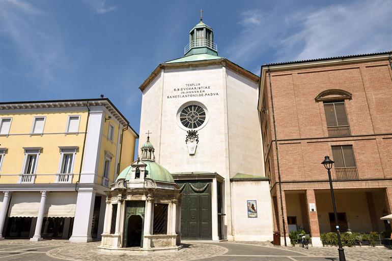 Besuchen Sie das Tempietto di Sant'Antonio in Rimini
