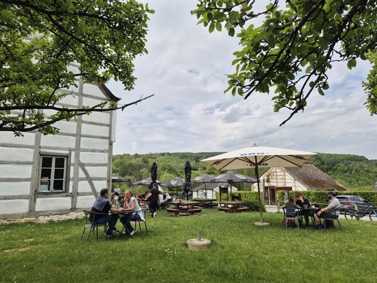 Bei der Auberge du Prevost ein gemütliches Pläuschchen machen