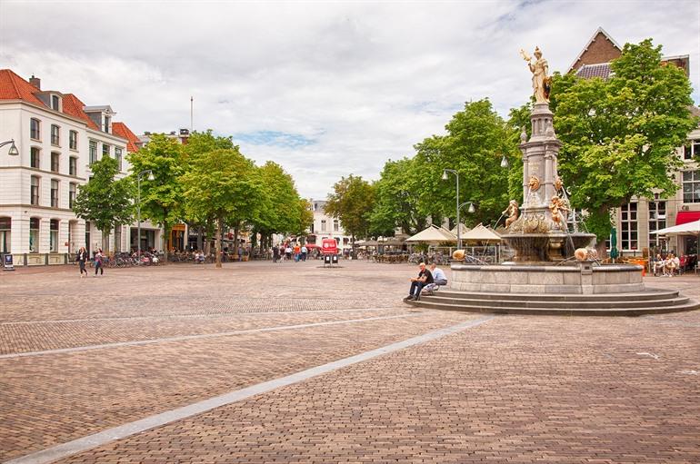 Ein Café auf dem Brink-Platz genießen