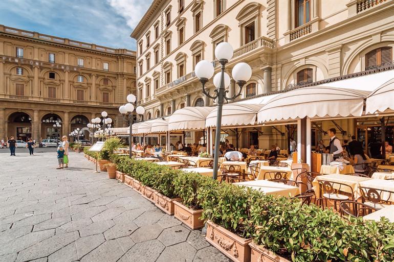Auf der Piazza della Repubblica in Florenz ein Café im Freien genießen