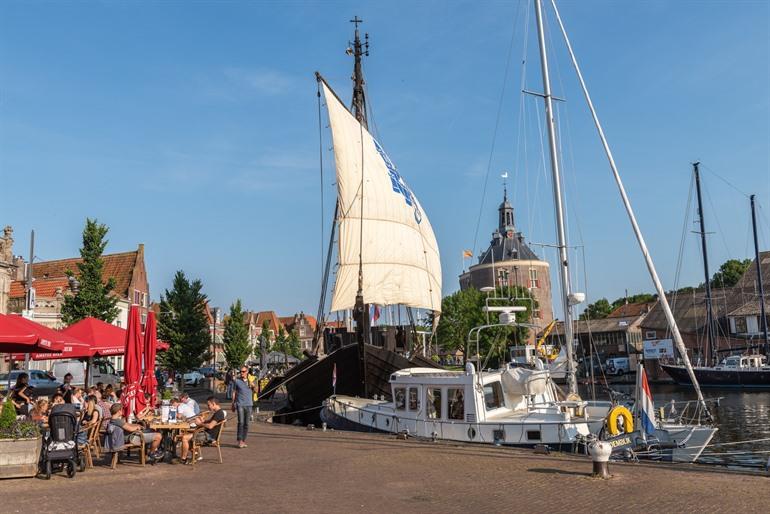Terrasse mit Blick auf das Wasser in Enkhuizen