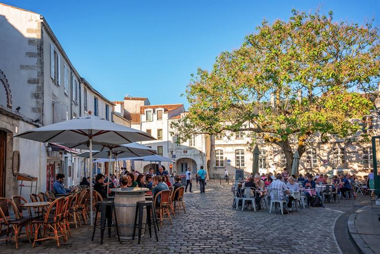 Terrasse auf dem malerischen Platz im alten Stadtzentrum von La Rochelle