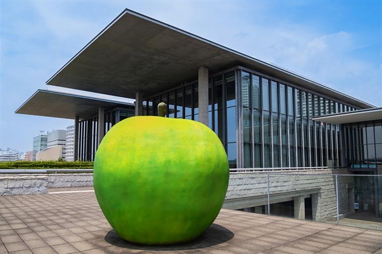 Die Skulptur des Grünen Apfels für das Kunstmuseum