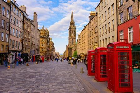 Die Royal Mile in Edinburgh, die berühmteste Straße in der Altstadt
