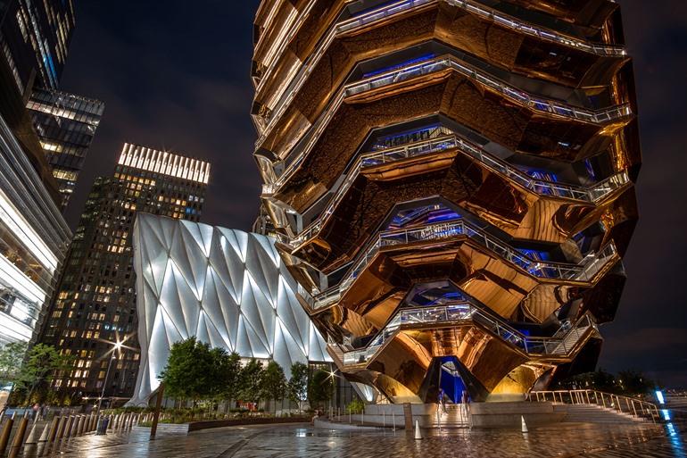 Das Schiff bei Nacht im Stadtteil Hudson Yards, New York