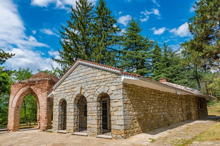 Besuchen Sie die thrakische Grabkammer von Kazanlak in Bulgarien