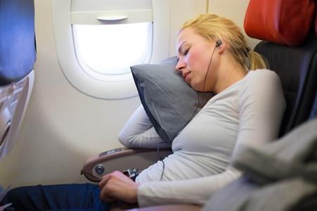 Tipps zum Schlafen im Flugzeug