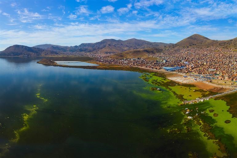 Titicacameer bei der Stadt Puno
