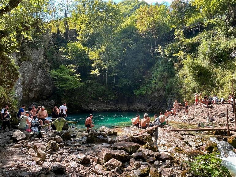 Touristen am Blauen Auge in der Nähe von Theth