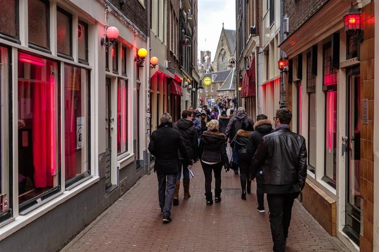 Touristen im Rotlichtviertel in Amsterdam