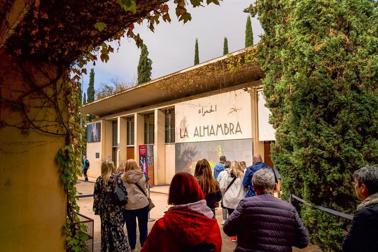 Touristenwarteschlangen bei der Alhambra