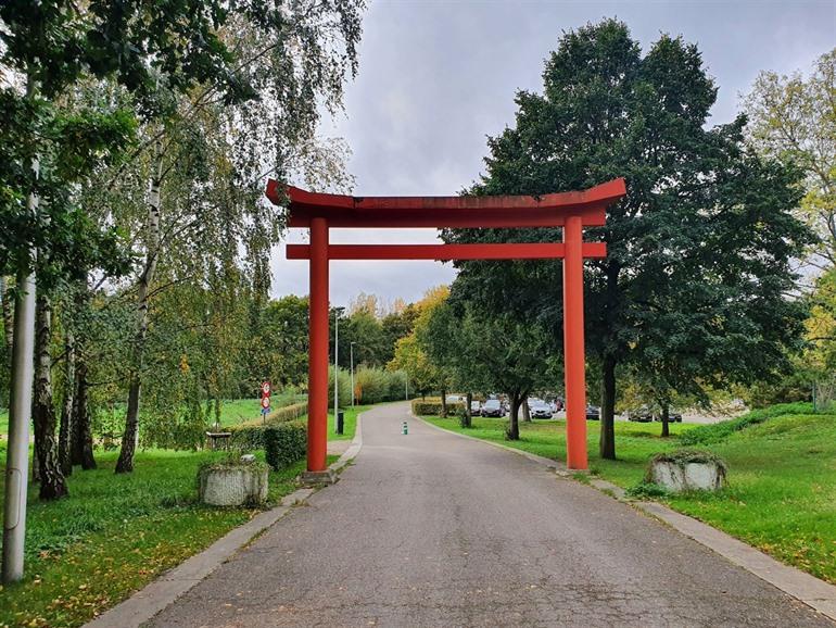 Eingangstor zum Parkplatz des Gartens