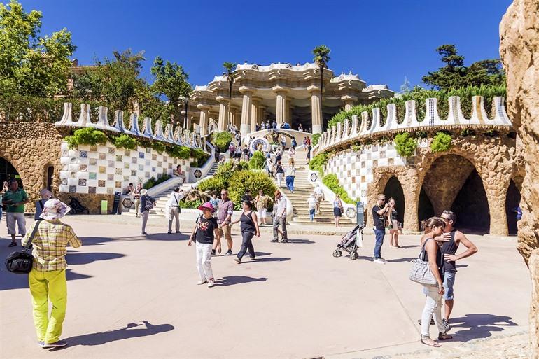 Touristen im Park Güell